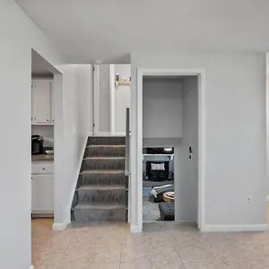Stylish Haven 11 Minutes From The Airport Holiday home